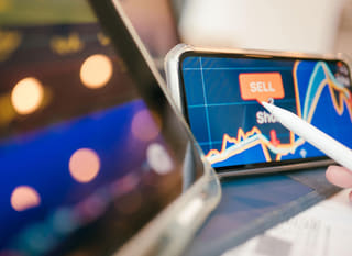 Operador de múltiples activos revisando alternativas en Bitcoin, Ethereum y forex