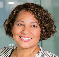 Claire Ashford, directora de cumplimiento y experta en finanzas, retrato.